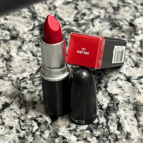 Retro Matte Lipstick ‘Ruby Woo’ Red #707 - Picture 1 of 4